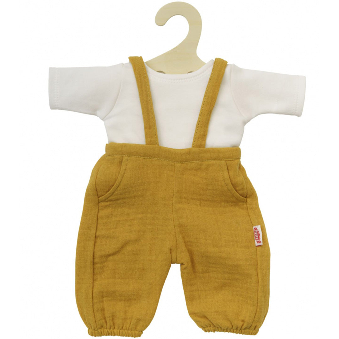Heless poppenkleding set van okergele tuinbroek en wit t-shirt op een houten hanger.