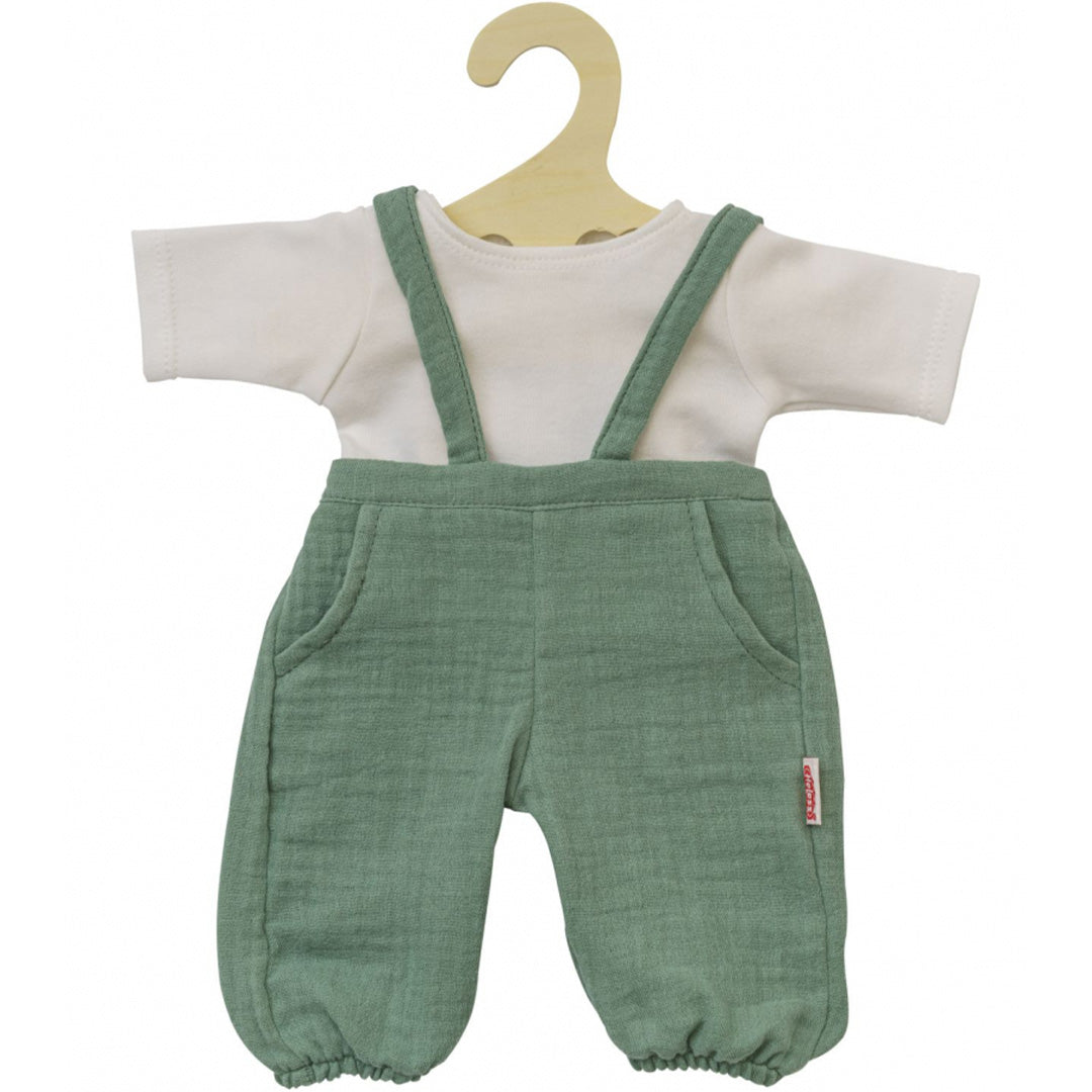 Heless poppenkleding set van een wit t-shirt en saliegroene tuinbroek op een houten hanger.