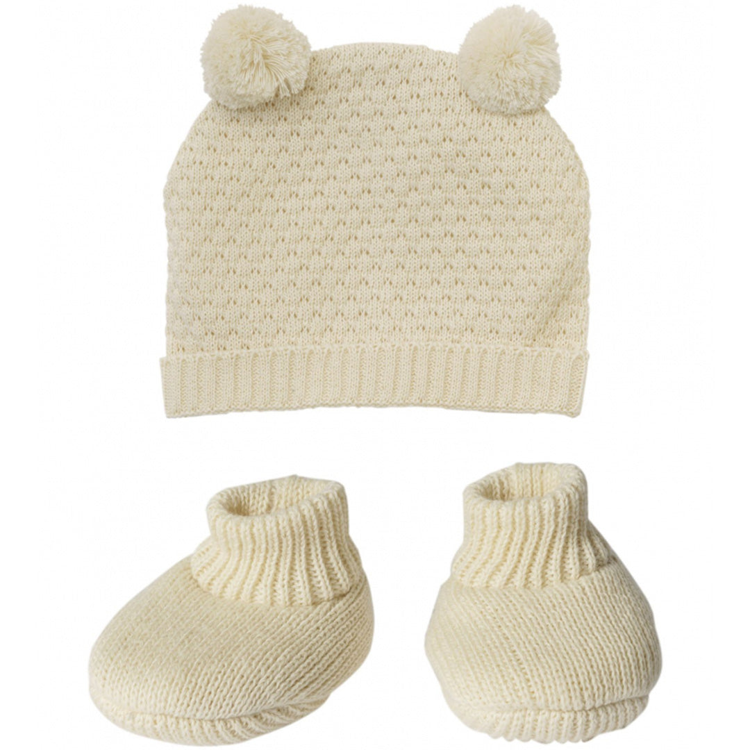 Heless gebreide beige poppenmuts met pompons en bijpassende sokjes.