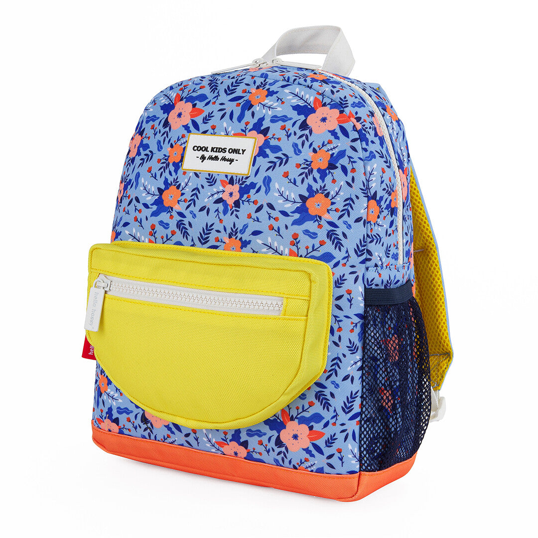 Hello Hossy kleuterrugzak met blauw gebloemd patroon, gele voorzak en oranje onderkant, schuin van voren gefotografeerd.