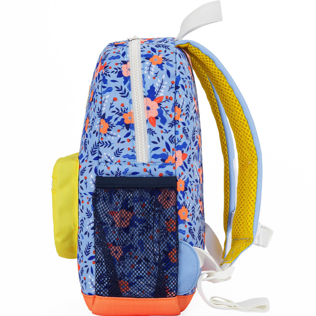 De Hello Hossy kleuterrugzak met blauw gebloemd patroon, gele voorzak en mesh zijvak, van de rechterzijkant gefotografeerd.