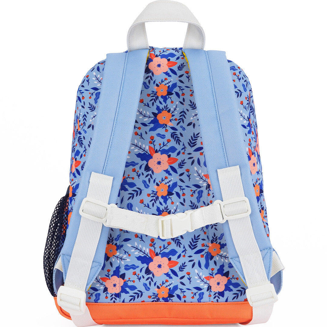 De achterkant van de Hello Hossy kleuterrugzak met blauw gebloemd patroon, lichtblauwe schouderbanden en een witte borstband.