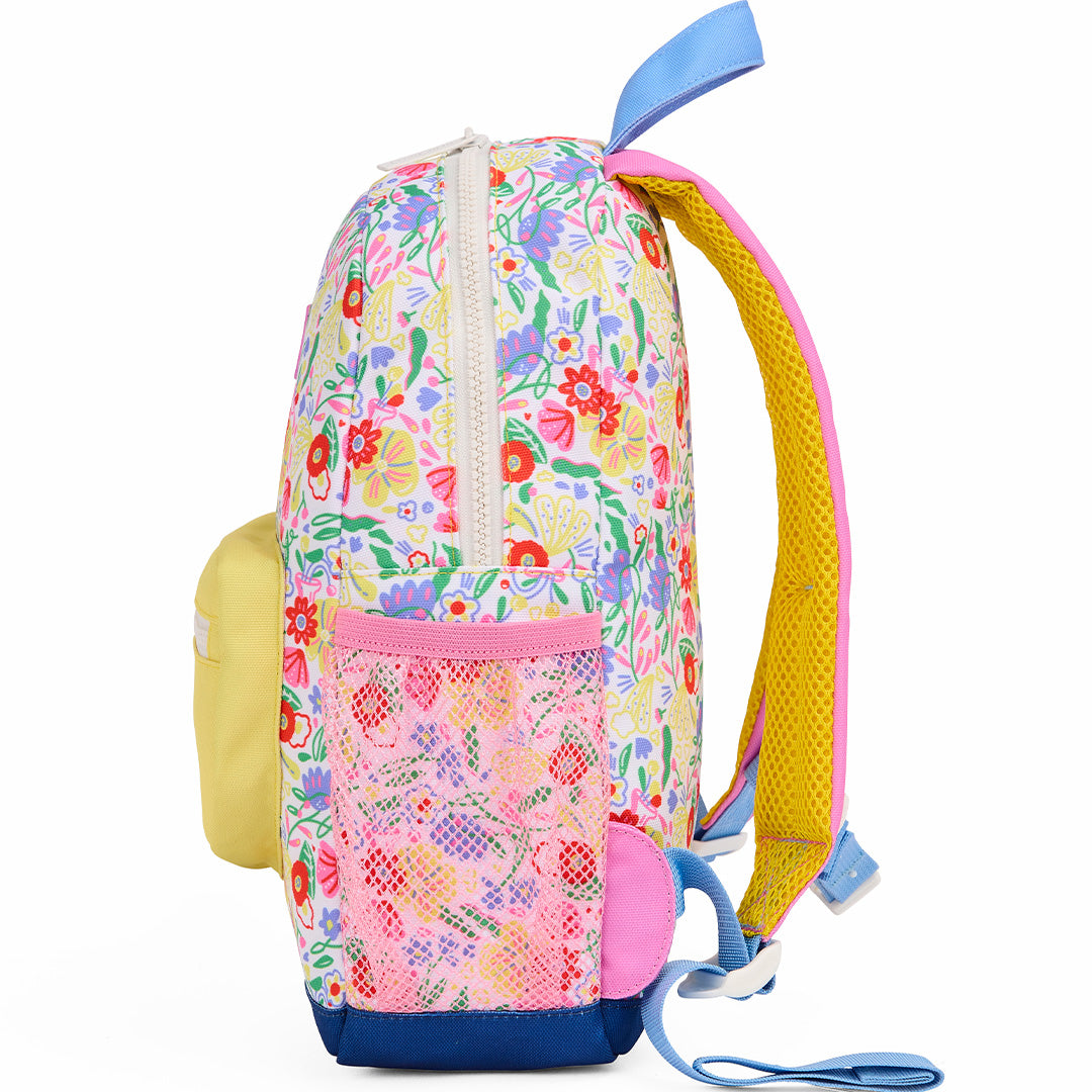 Zijaanzicht van de hello hossy kleuterrugzak 'garden party' met gebloemd patroon en een roze mesh zijvak.
