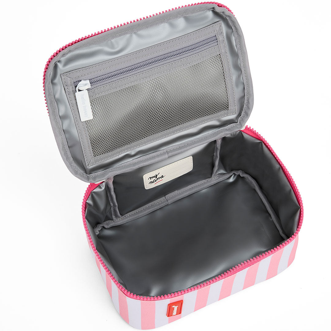 De open hello hossy lunchtas voor kinderen met roze en witte strepen toont de geïsoleerde binnenkant en een gaasvak.