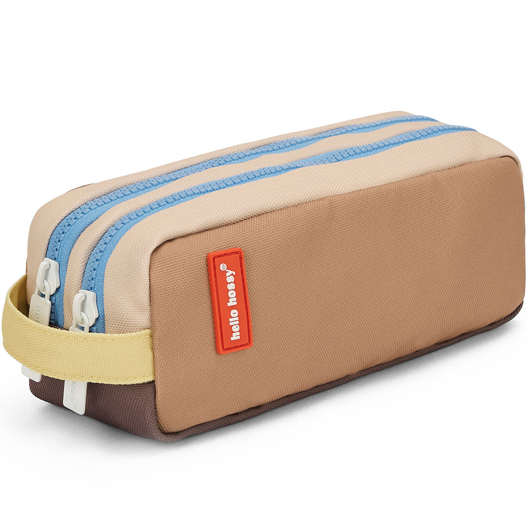 Een hello hossy mini pennenetui in bruin, beige en blauw met twee ritsen.