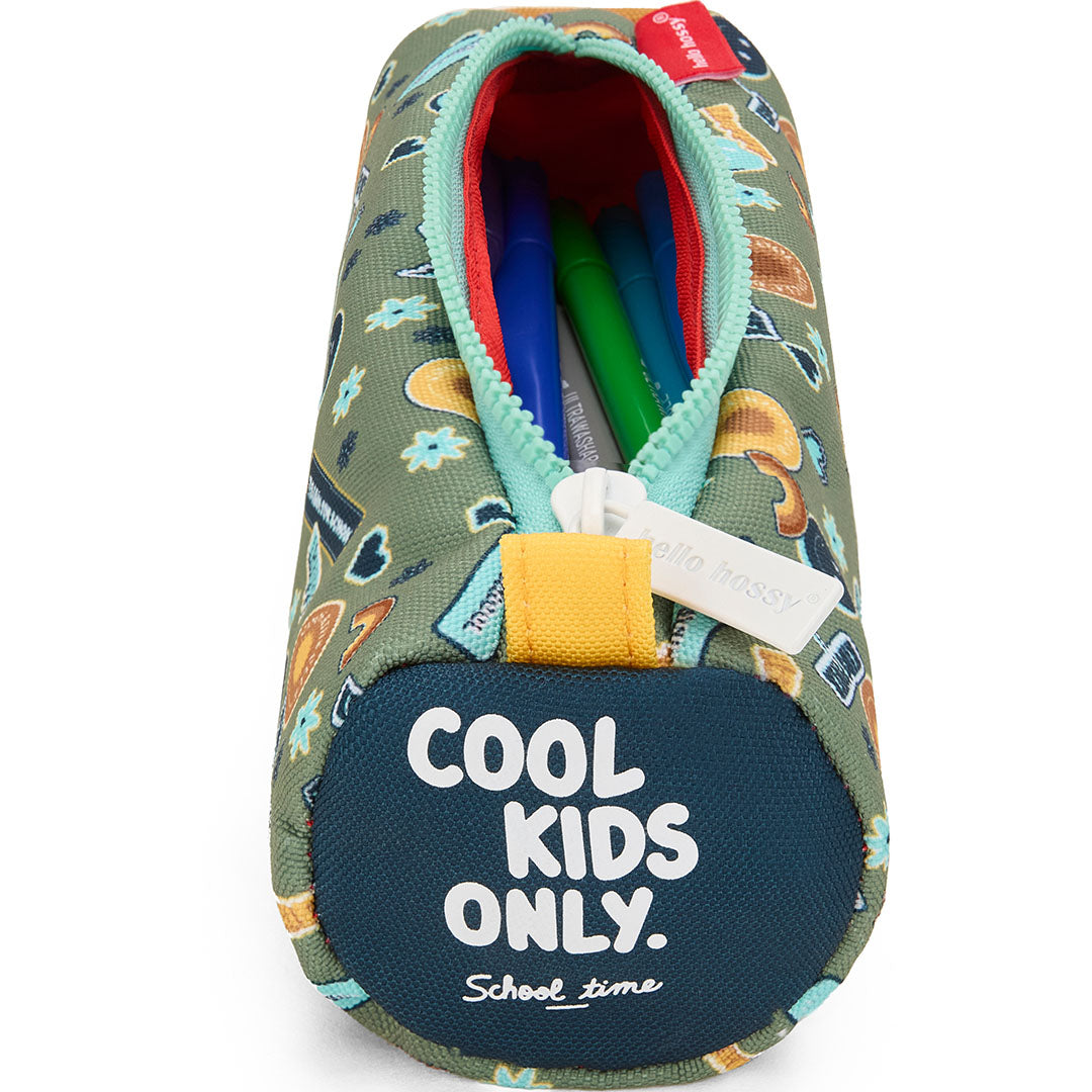 Detail van de voorkant van het hello hossy pennenetui met de tekst "COOL KIDS ONLY. School time" en een patroon van figuren.