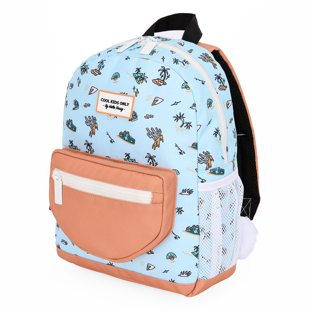 Hello hossy schoolrugzak met blauw eilandpatroon en perzikkleurige voorzak op een witte achtergrond.