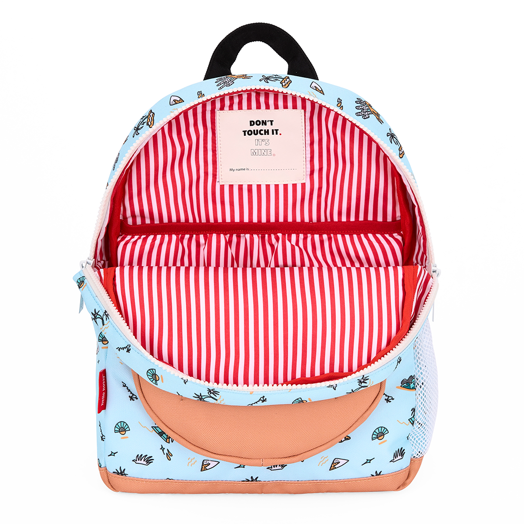 Open hello hossy schoolrugzak met rood-wit gestreepte binnenvoering en een label met 'DON'T TOUCH IT. IT'S MINE'.