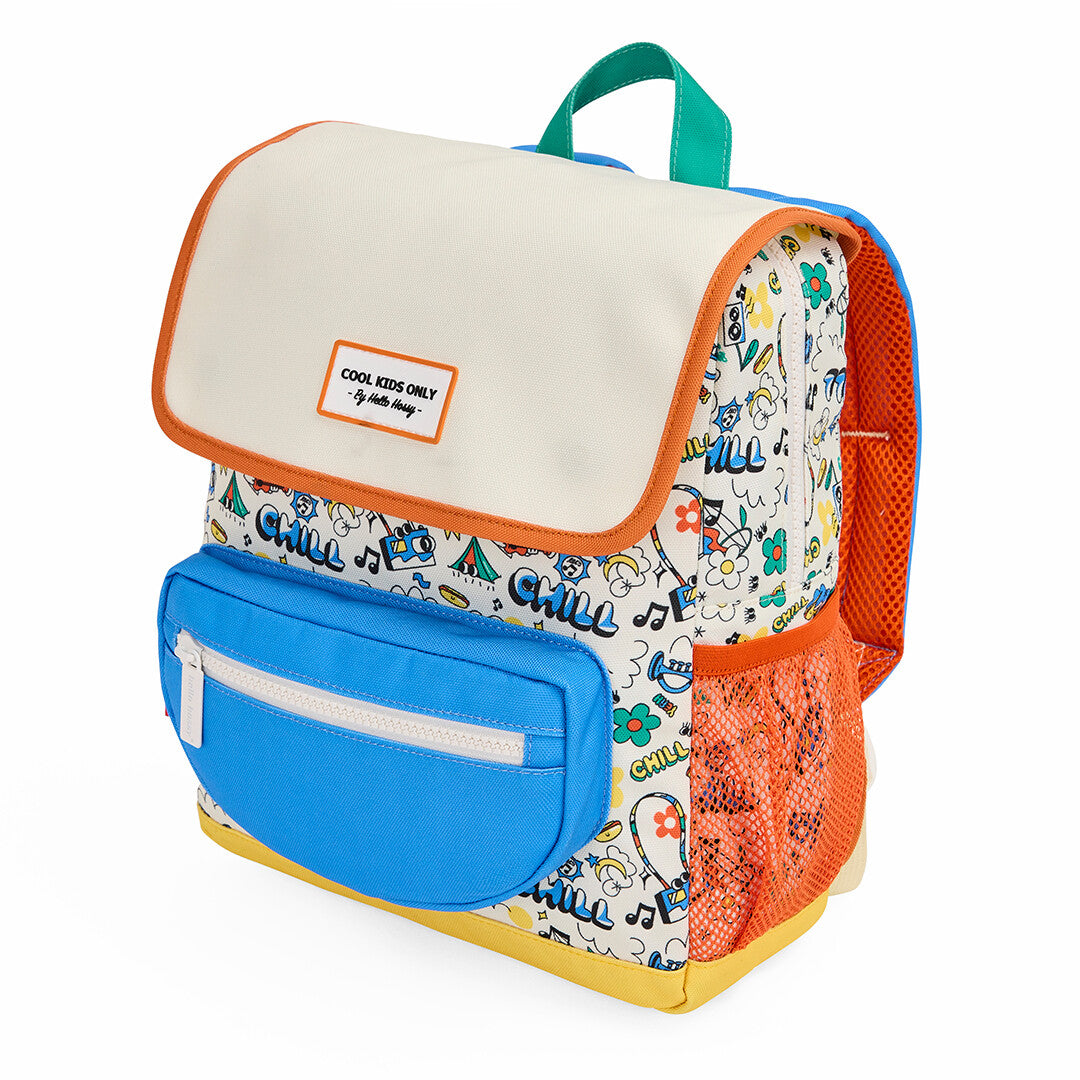 Hello Hossy schoolrugzak met veelkleurig 'Chill' patroon, blauwe voorzak en oranje zijvak.