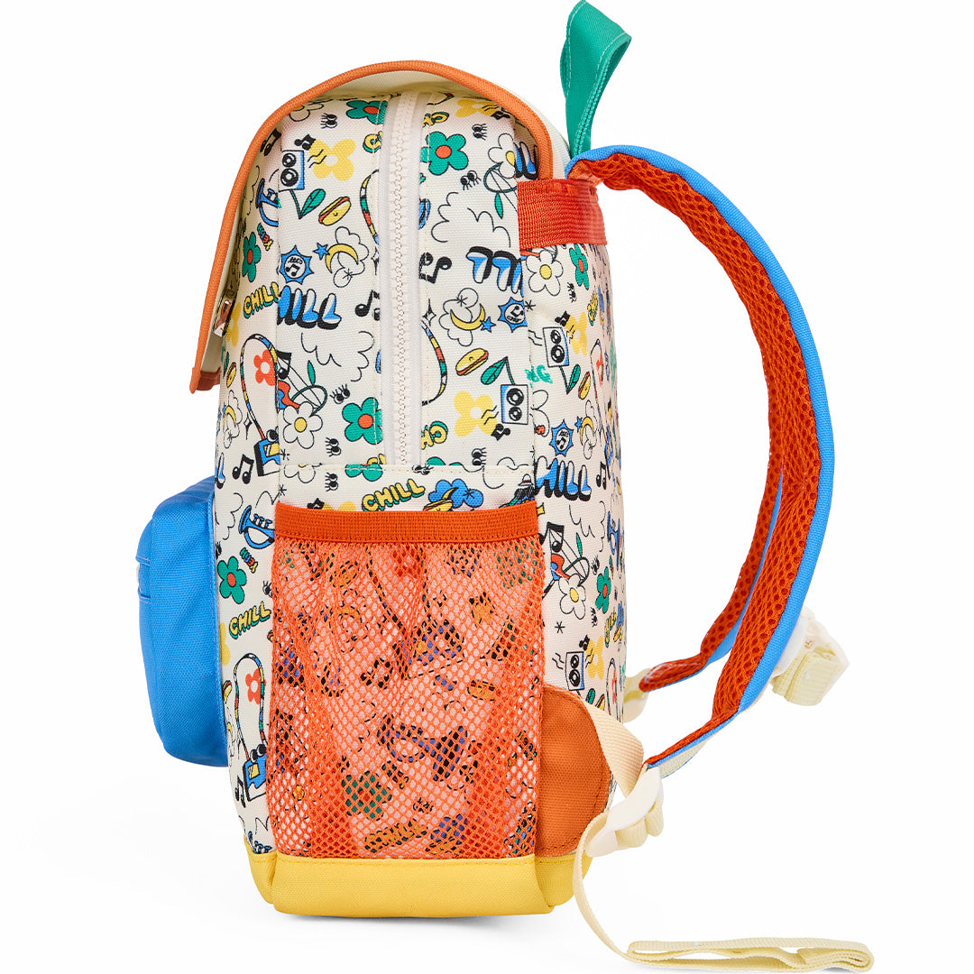 Zijaanzicht van de veelkleurige schoolrugzak met 'Chill' patroon, met oranje mesh zijvak en gewatteerde schouderband.