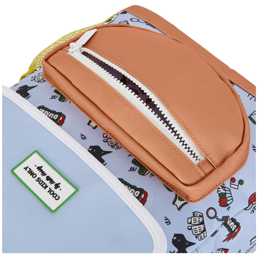 Detail van het bruine voorvak met rits op de hello hossy schoolrugzak met 'dunk' patroon.