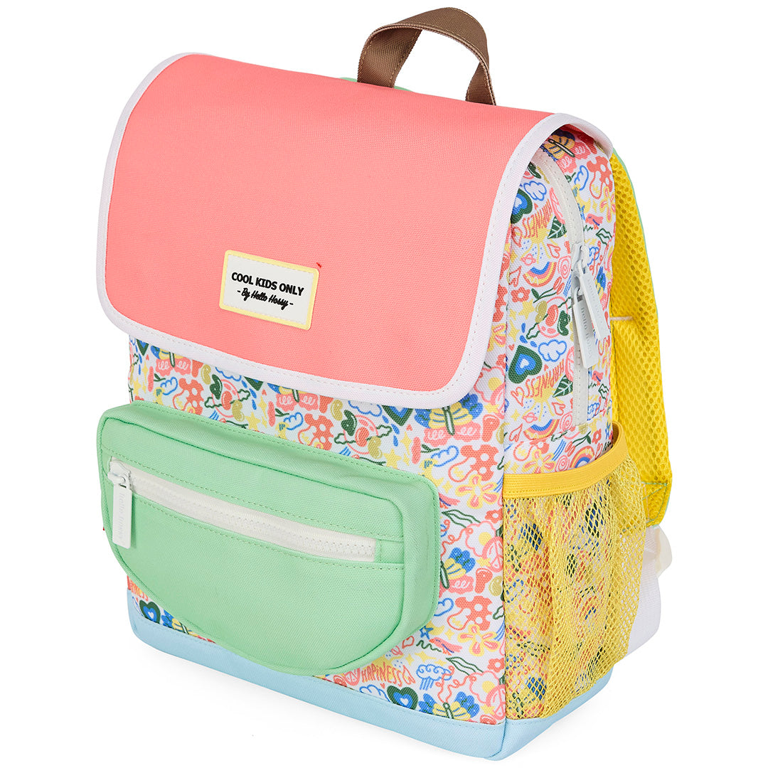 Hello hossy schoolrugzak Happiness met roze flap, groene voorzak en kleurrijk patroon.