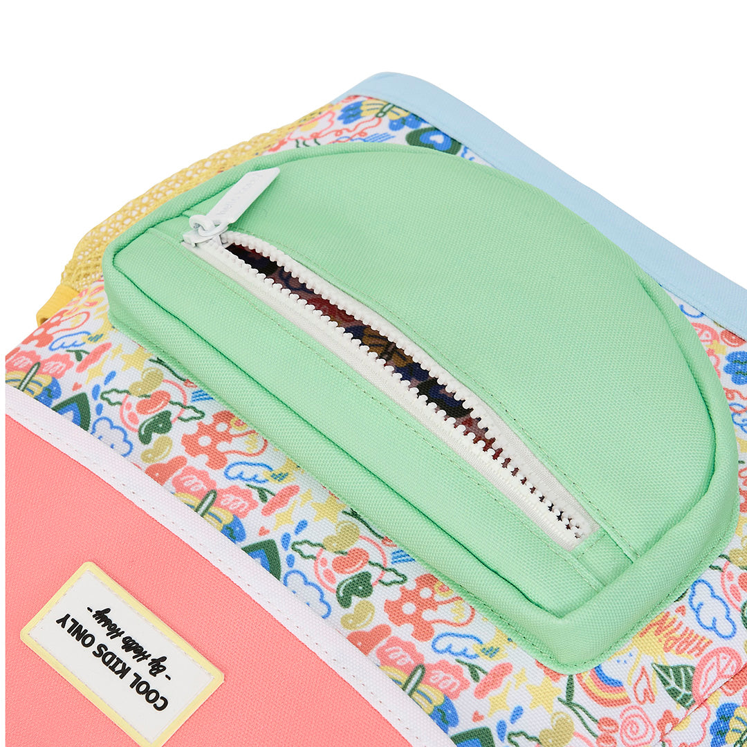 Detail van de groene voorzak van de hello hossy schoolrugzak Happiness, met open rits.