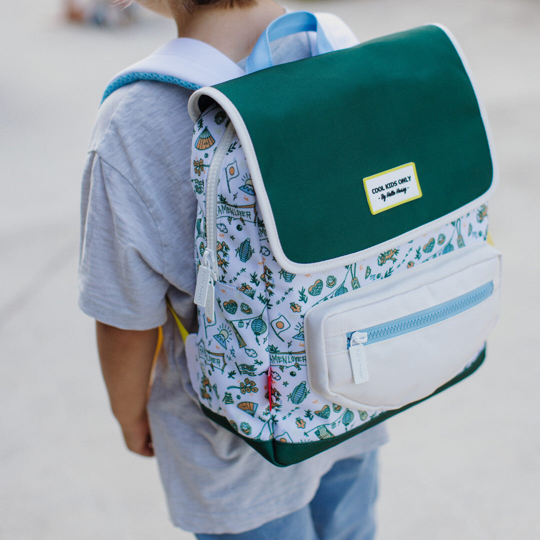 Kind draagt de Hello Hossy schoolrugzak met Japan-thema patroon op de rug.