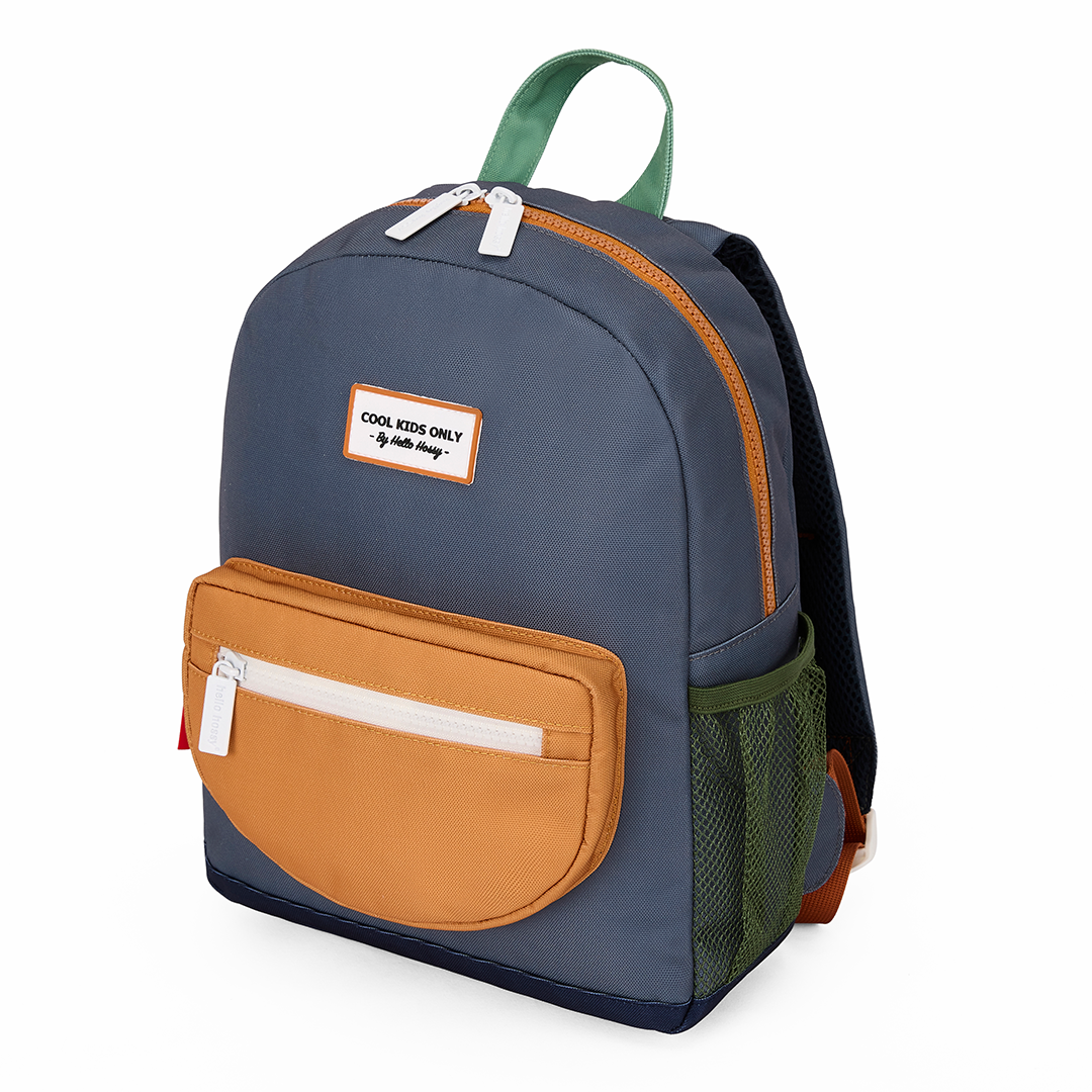 Hello Hossy schoolrugzak in marineblauw met oranje voorvak en groene handgreep, schuin van voren.