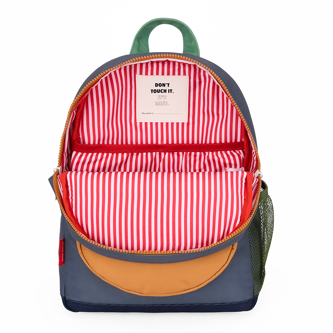 De Hello Hossy schoolrugzak is open en toont de rood-wit gestreepte binnenvoering en een naamlabel.