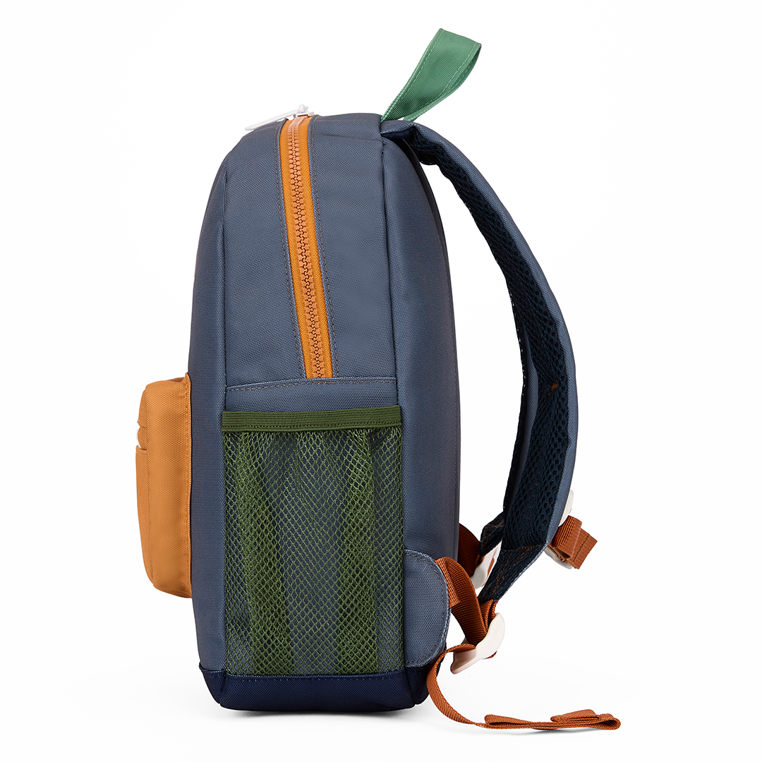 De Hello Hossy schoolrugzak in marineblauw met oranje rits en groen gaasvak aan de zijkant.