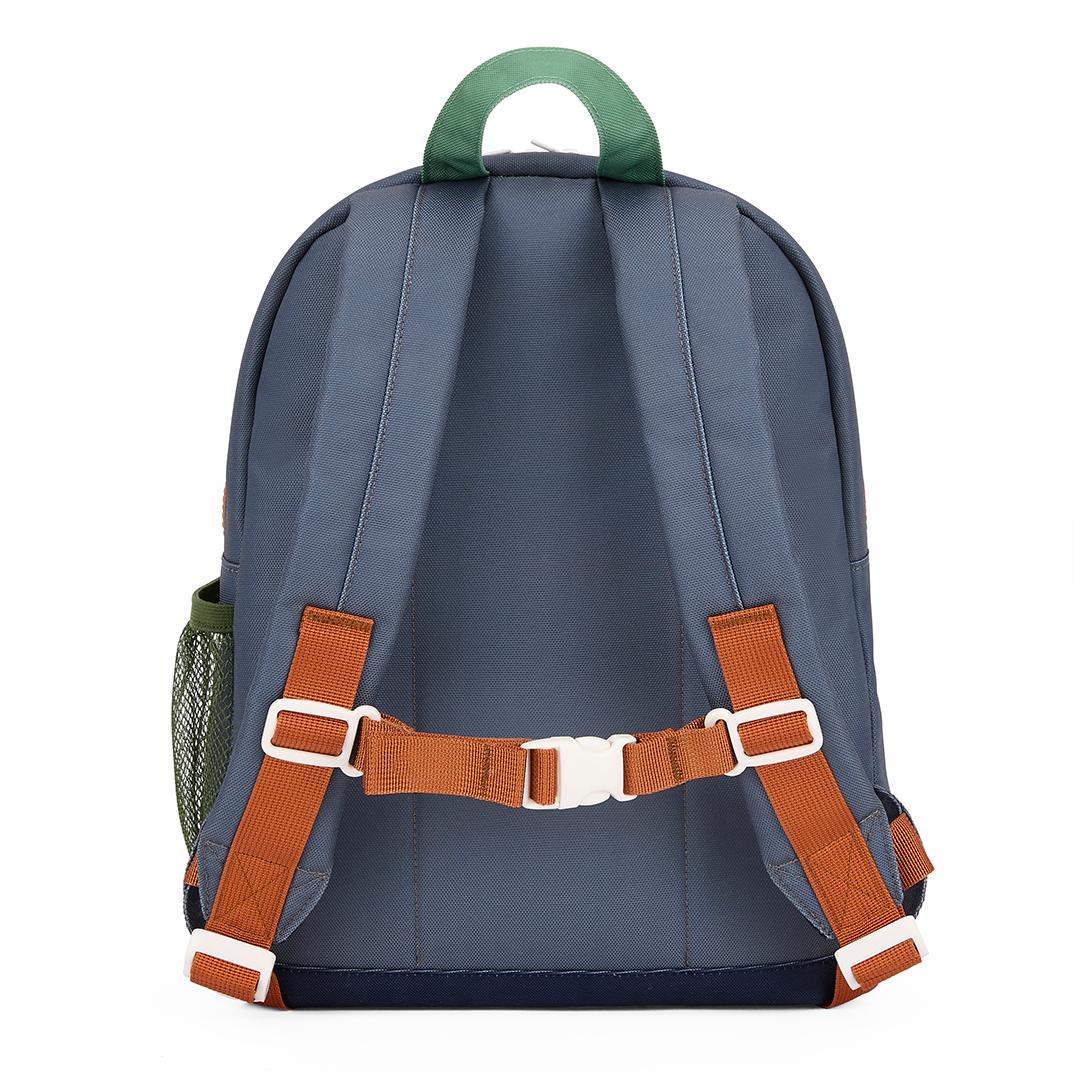 De achterkant van de Hello Hossy schoolrugzak in marineblauw met oranje schouderbanden en borstband.