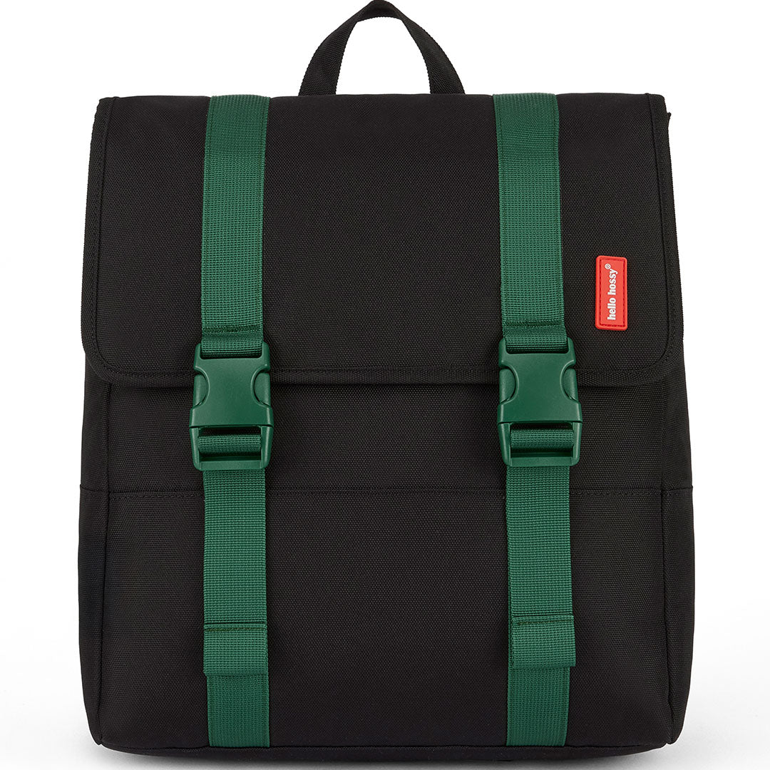 Hello Hossy schoolrugzak in zwart met groene gespen en banden, vooraanzicht.