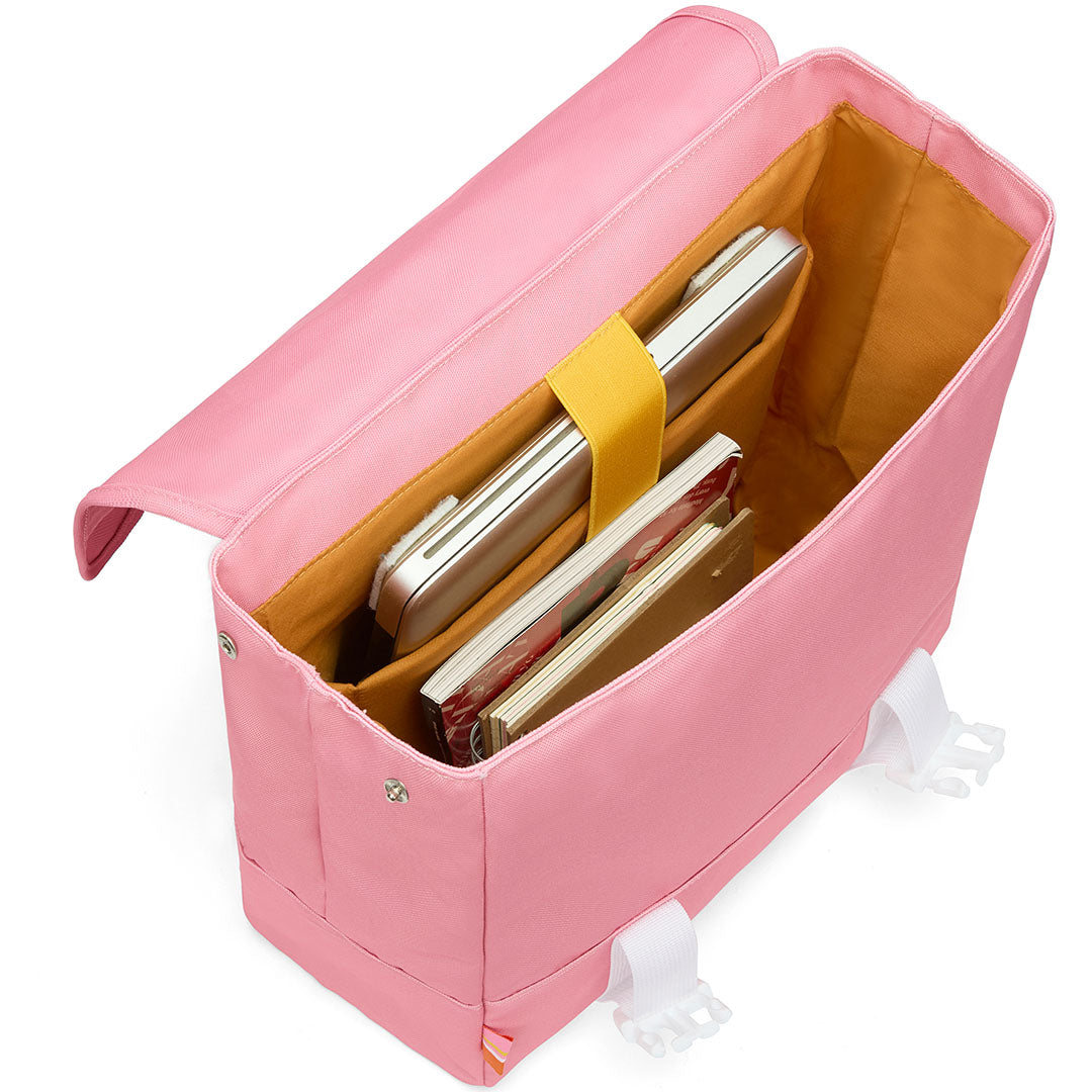 De open roze schoolrugzak toont de gele binnenkant met een laptop en boeken in de vakken.