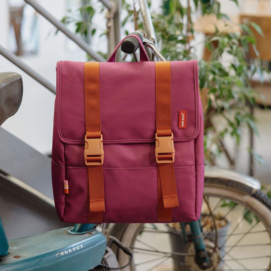 hello hossy schoolrugzak in zinnia paars hangt aan een fietsstuur, vooraanzicht.