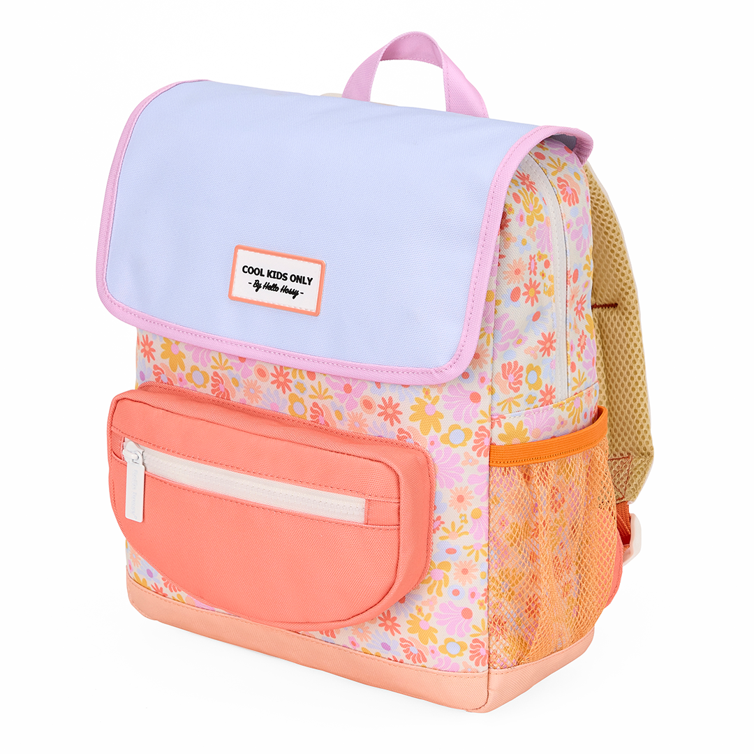 Hello Hossy schoolrugzak met retro bloemenpatroon, lichtpaarse flap en koraalkleurige voorzak, schuin van voren gefotografeerd.