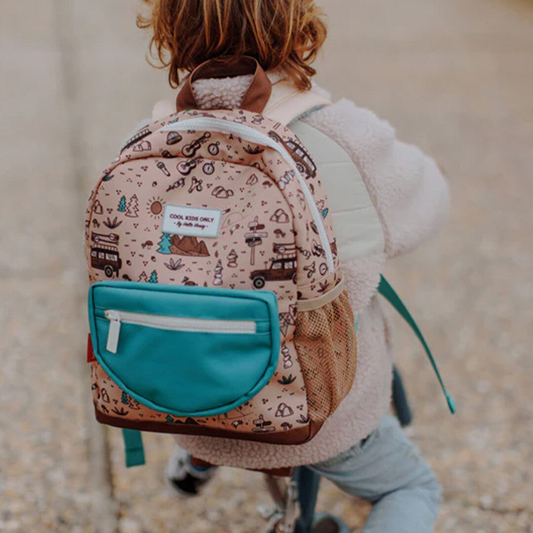 Kind van achteren gezien met de Hello Hossy kinderrugzak met 'road trip' patroon op de rug.
