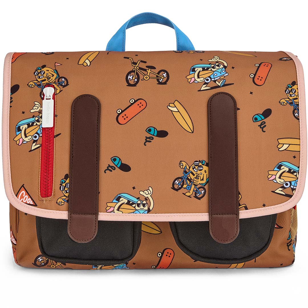 hello hossy schooltas met bruin 'mascots ride' patroon van figuren en voertuigen.
