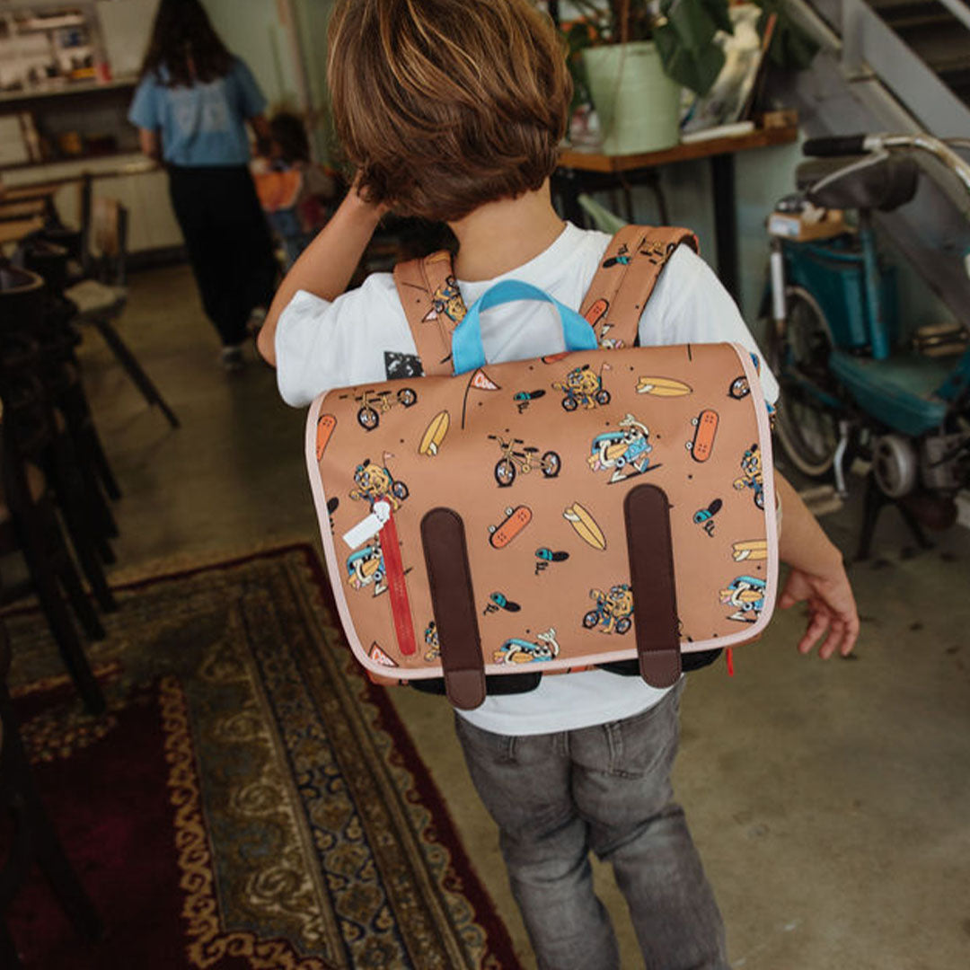 Kind draagt de hello hossy schooltas met 'mascots ride' patroon op de rug.
