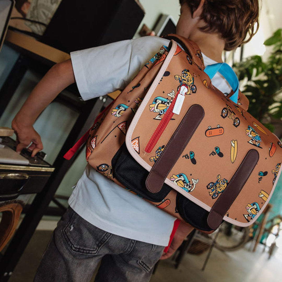 Zijaanzicht van een kind dat de hello hossy schooltas met 'mascots ride' patroon draagt.