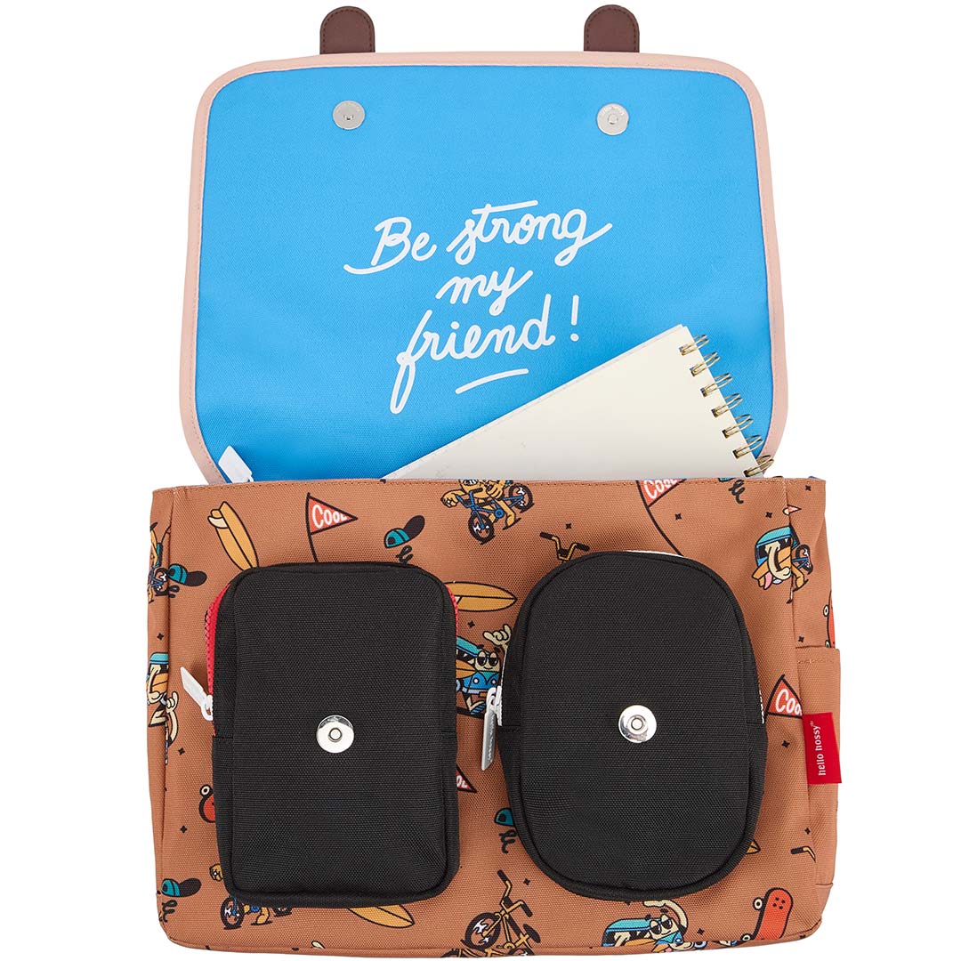 Bovenaanzicht van de open hello hossy schooltas met de tekst 'Be strong my friend!' op de binnenflap.