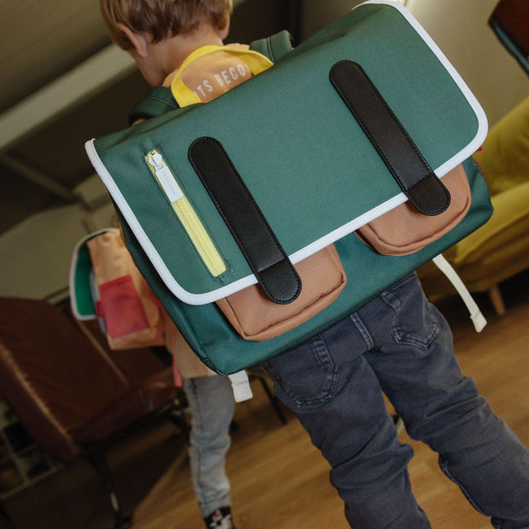 Kind draagt de hello hossy groene schooltas op de rug.