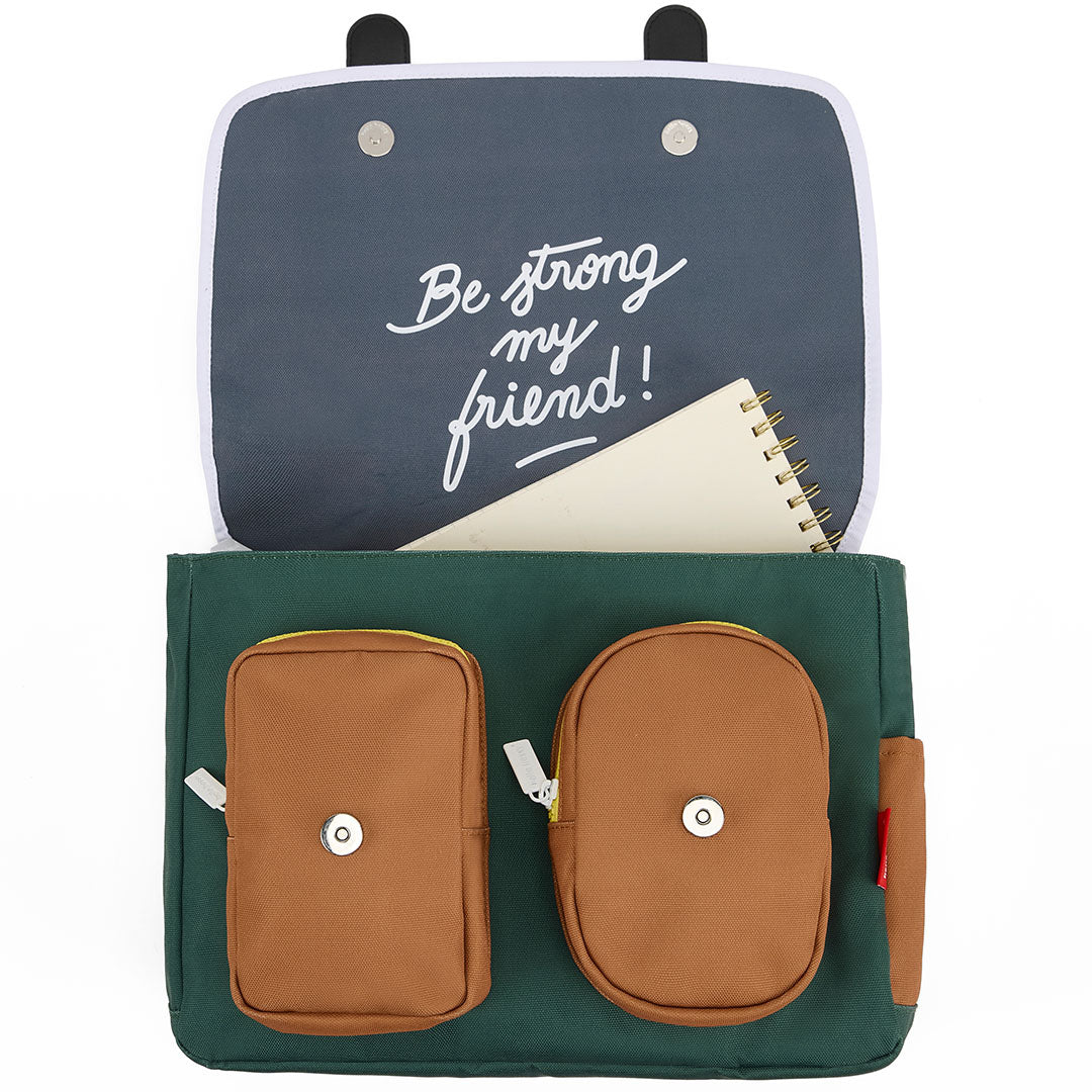 hello hossy groene schooltas open met tekst "Be strong my friend!" en een notitieboekje.