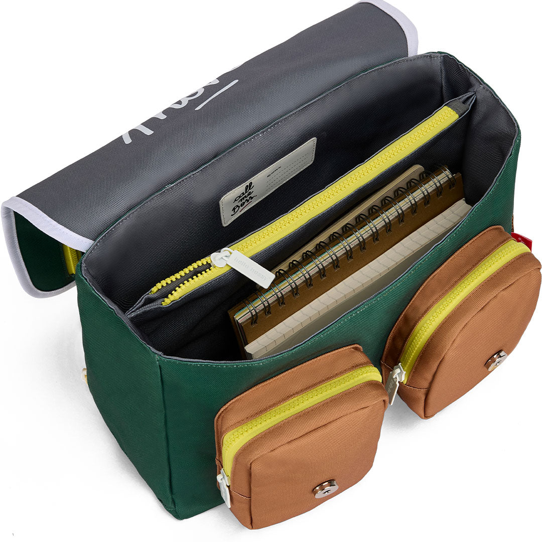 Binnenkant van de hello hossy groene schooltas met open ritsvak en notitieboekjes.