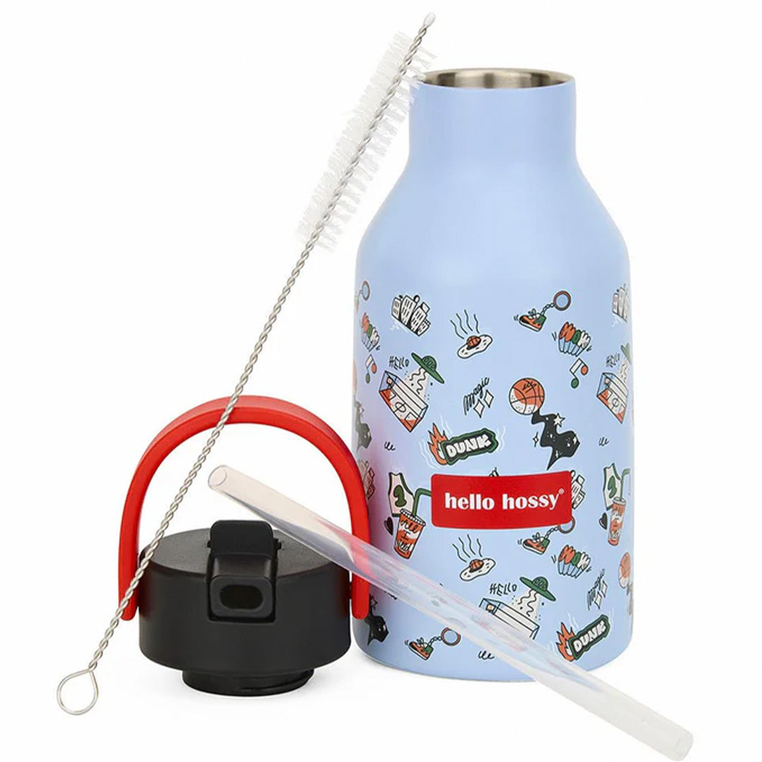 De Hello Hossy blauwe thermosfles met figuren en tekst, met losse dop, rietje en schoonmaakborstel ernaast.
