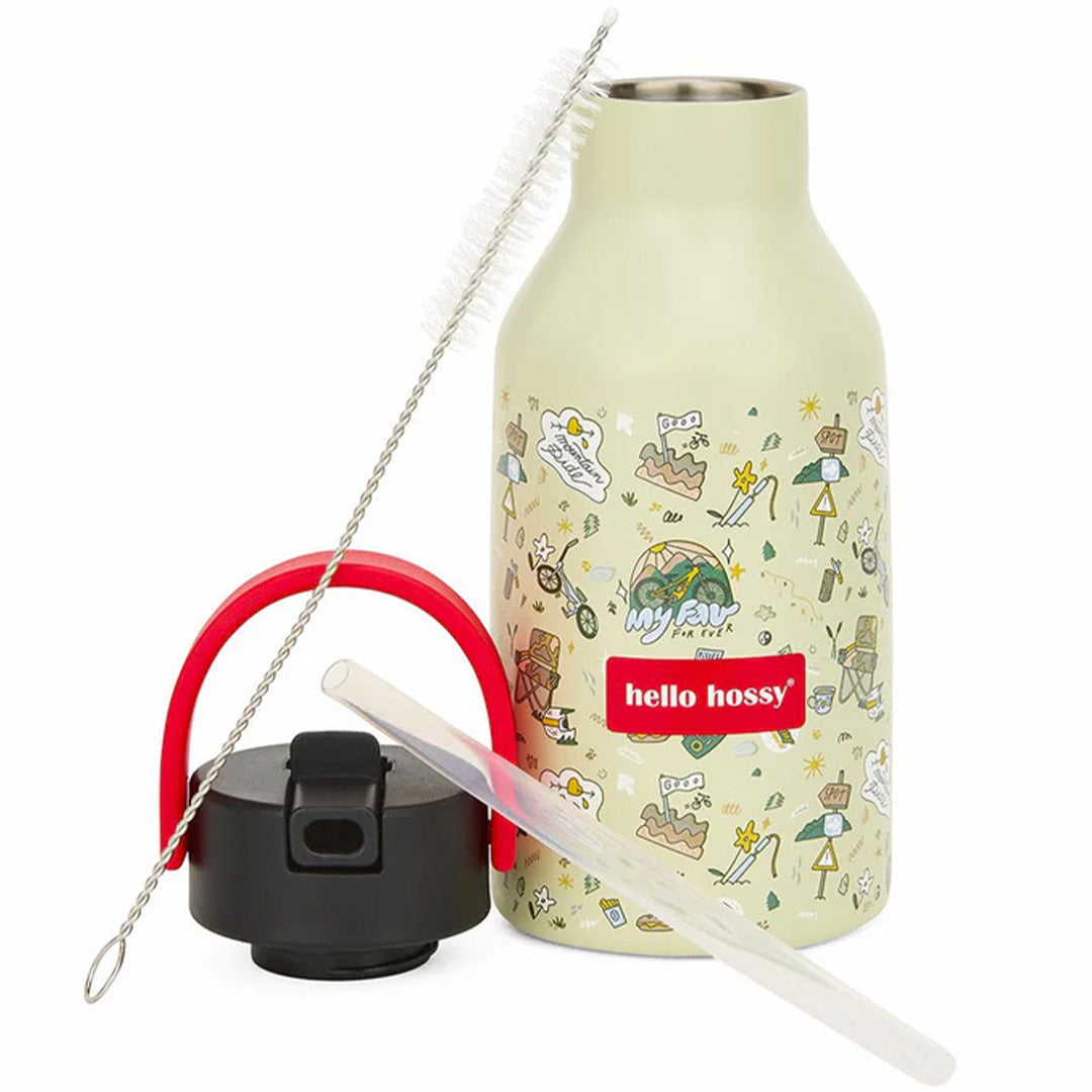 De beige Hello Hossy thermosfles met mountain ride figuren, inclusief los deksel, rietje en schoonmaakborstel.