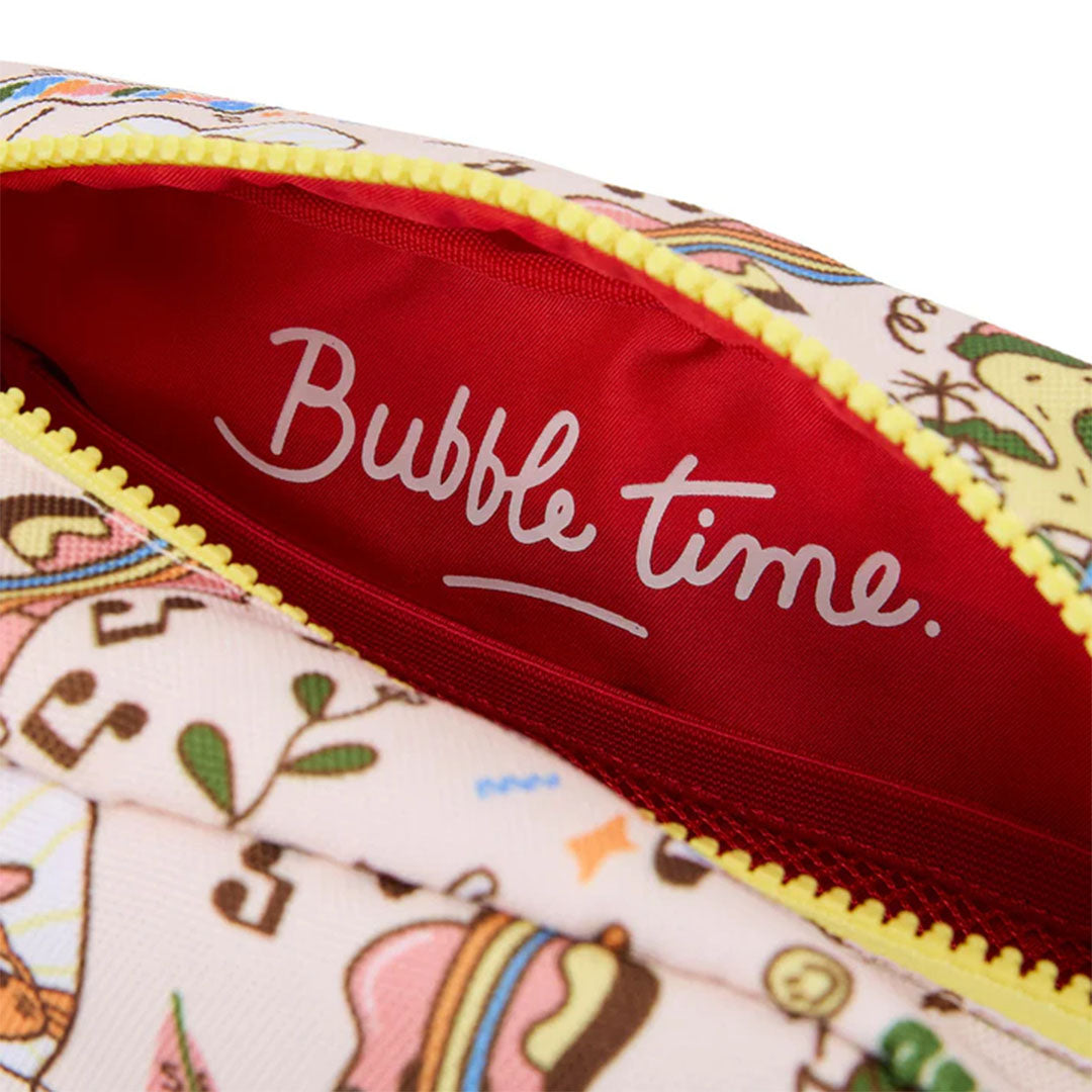 Close-up van de binnenkant van de hello hossy toilettas met de tekst "Bubble time." op de rode voering.