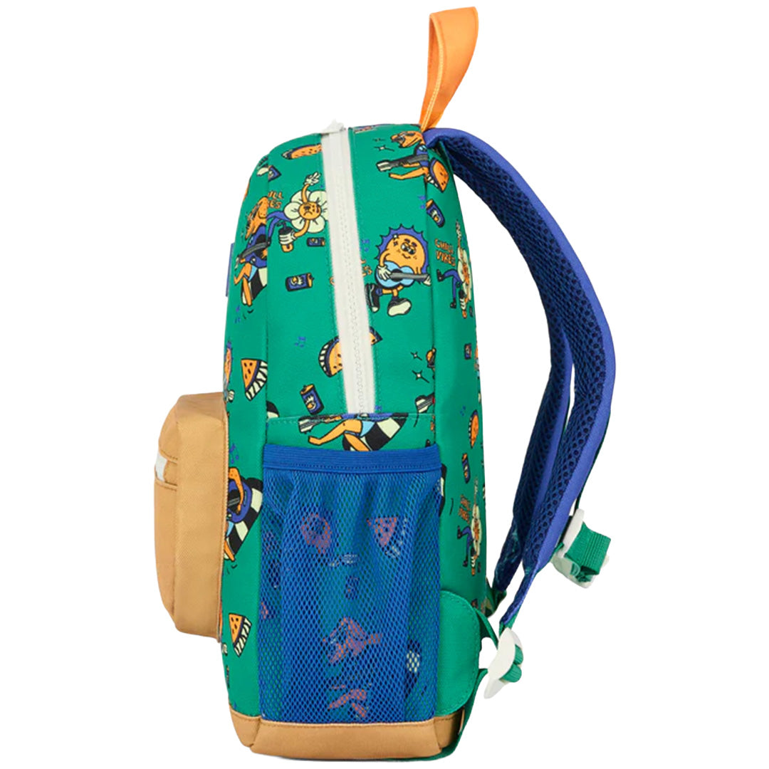 hello hossy groene kleuterrugzak met 'chill vibes' figuren, een bruin voorvak en een blauw zijvak van gaas.