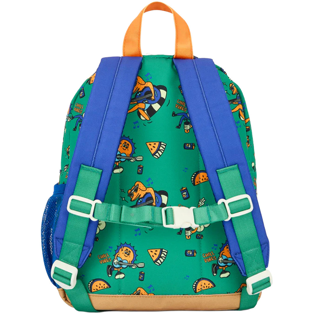 hello hossy groene kleuterrugzak met 'chill vibes' figuren, blauwe schouderbanden en een groene borstband.