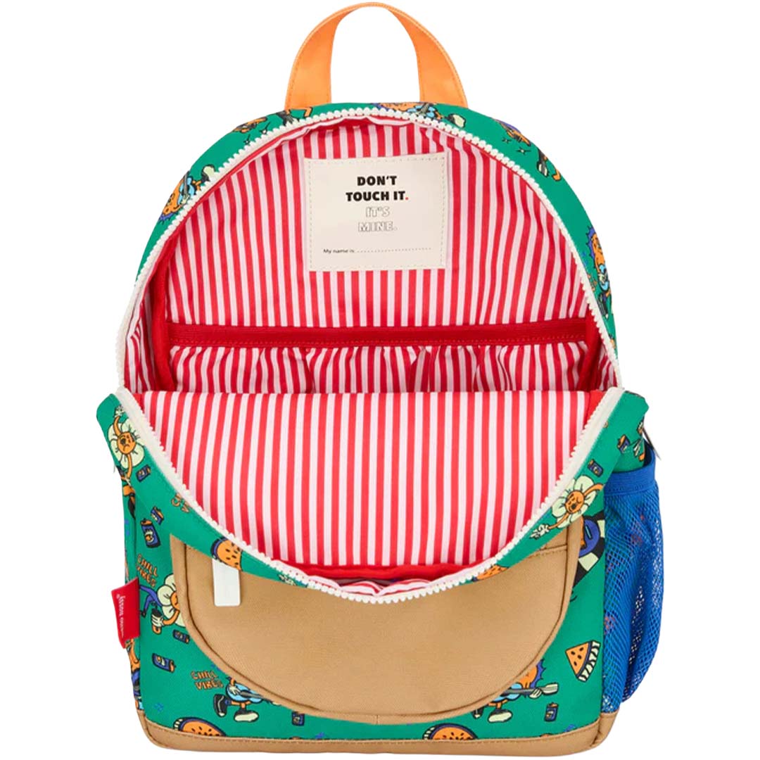 hello hossy groene kleuterrugzak open met rood-wit gestreepte binnenkant en een label met 'DON'T TOUCH IT. IT'S MINE.'.