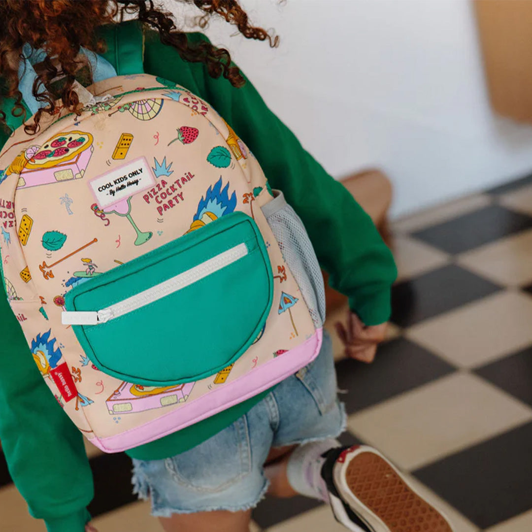 Een kind draagt de hello hossy schoolrugzak met cocktail party thema op de rug.