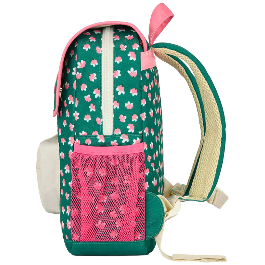 Zijaanzicht van de hello hossy kleuterrugzak met groen-roze bloemenpatroon en roze zijvak.
