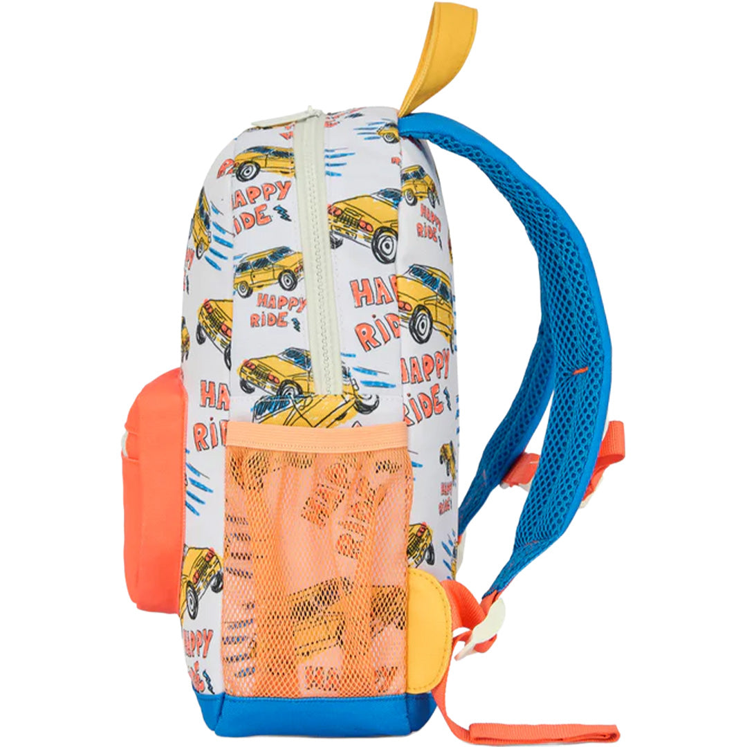 Zijkant van de Hello Hossy kleuterrugzak met gele auto's print, een oranje mesh zijvak en blauwe schouderband.