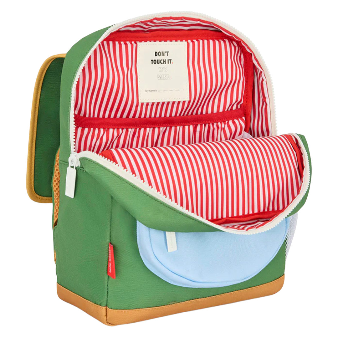Binnenkant van de Hello Hossy groene schoolrugzak met rood-wit gestreepte voering en naamlabel.