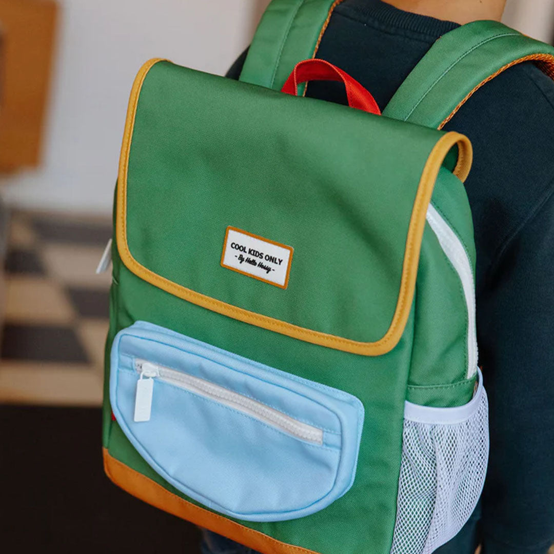 Hello Hossy groene schoolrugzak gedragen door een kind, schuin van opzij gezien.