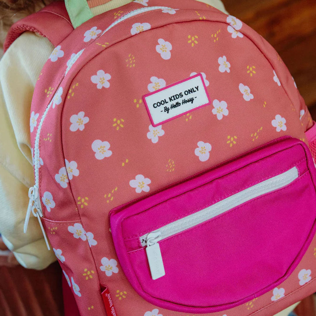Hello Hossy schoolrugzak met bloemenpatroon op de rug van een kind.
