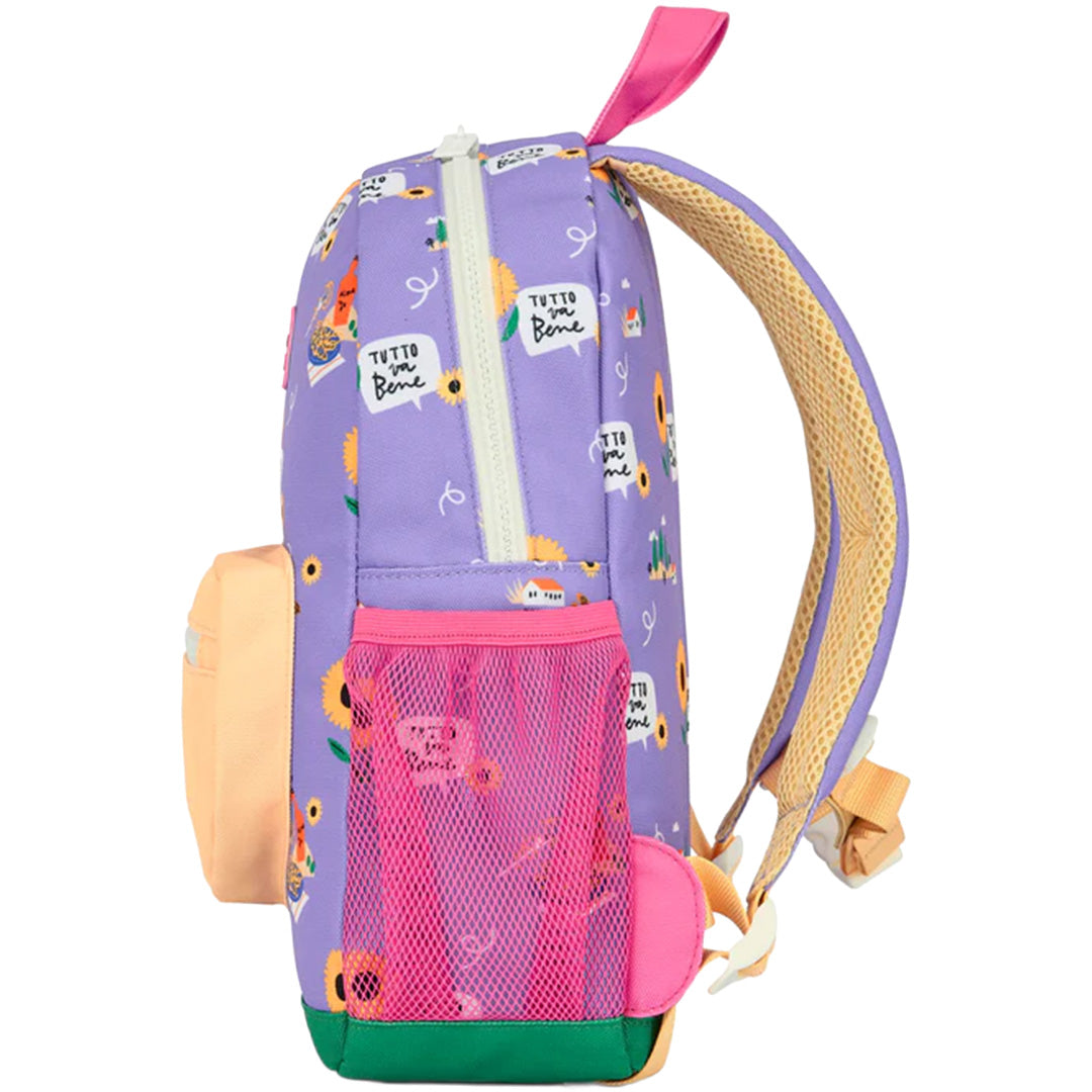 Zijkant van de hello hossy schoolrugzak met zonnebloemen en figuren, inclusief roze mesh zijvak.