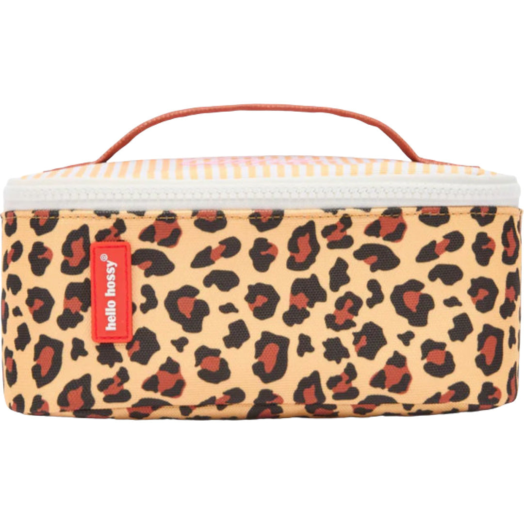 Vooraanzicht van de hello hossy kinder lunchtas met luipaardprint en merklabel.