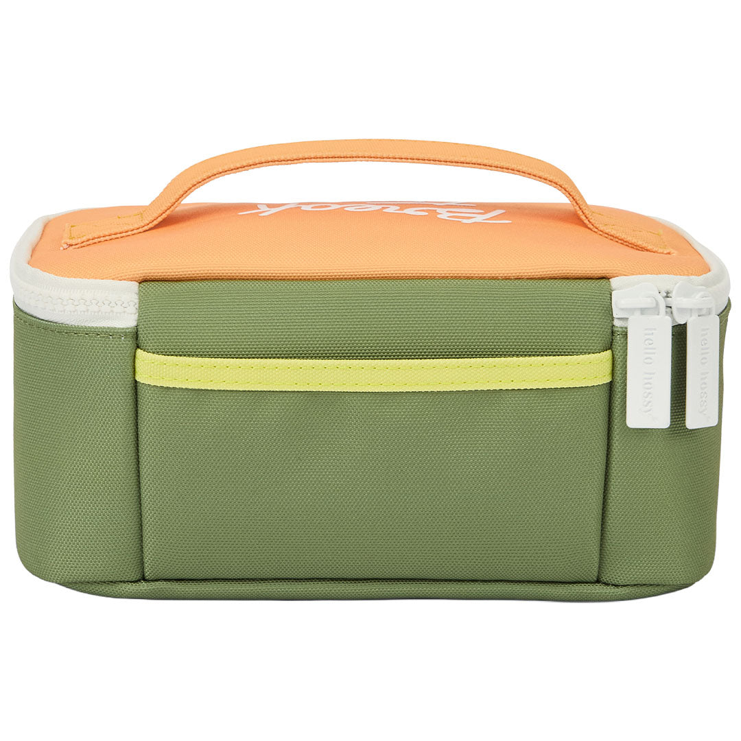 Zijaanzicht van de hello hossy kinderlunchtas in groen en oranje met een gele streep en merklogo op de ritsen.