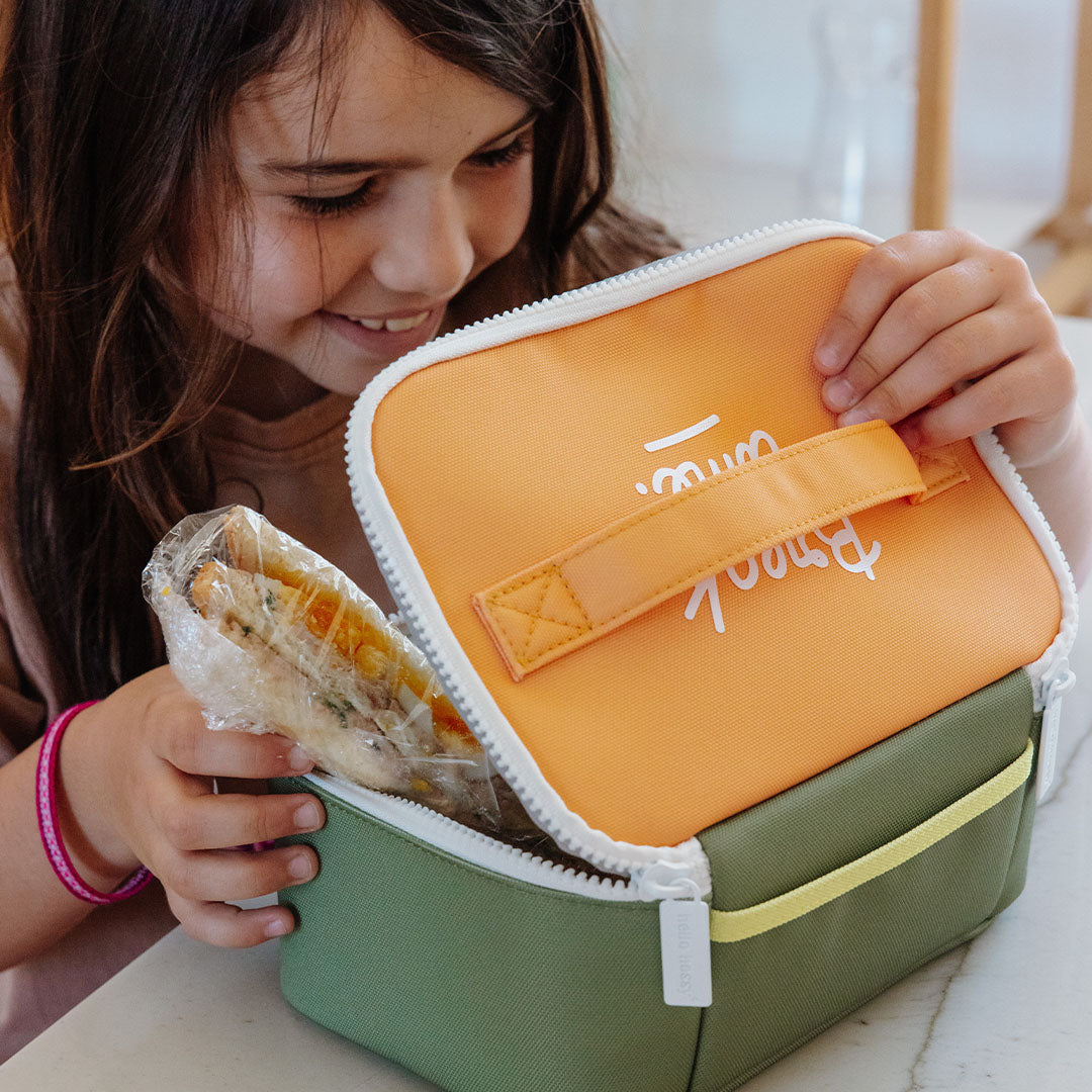 Een kind opent de hello hossy kinderlunchtas met een boterham erin.
